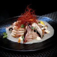 Calamar de playa, parmentier trufada y mayo asiatica